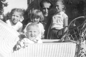 Mikuláš v kočárku, s tátou a sourozenci.