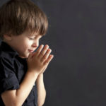 Jak pomáhat dětem soustředit se při modlitbě